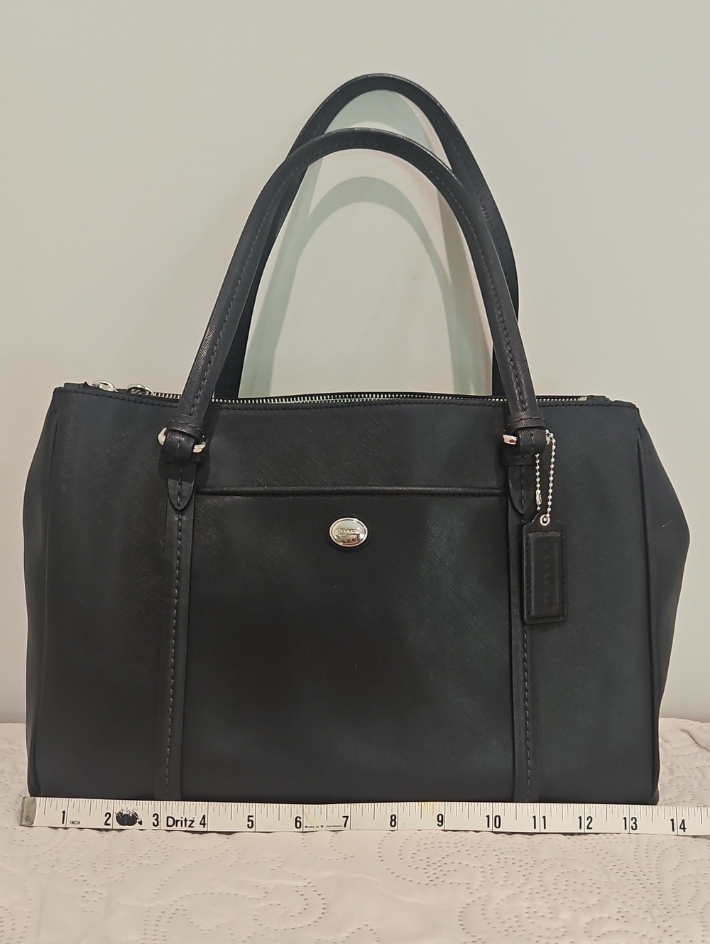 Coach Black Leather Purse – Brushed Gold Hardware – Classic & Versatile